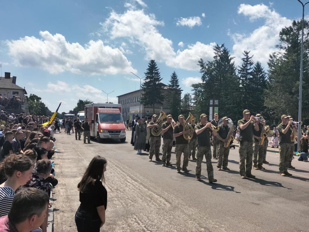 Закатований, але не зломлений: Рожищенська громада прощалася з Воїном та вчителем Леонідом Павлюком