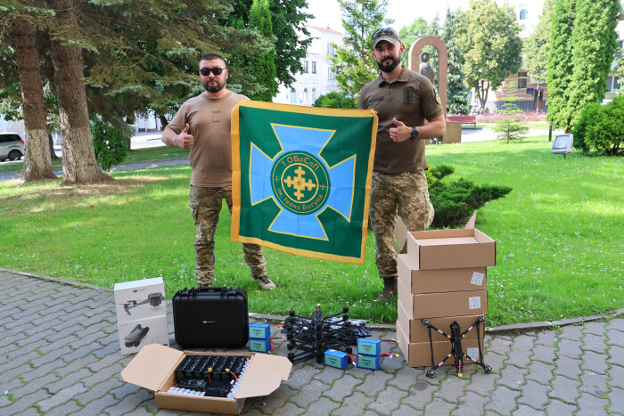 Із Луцька військовим передали квадрокоптери та акумулятори до них