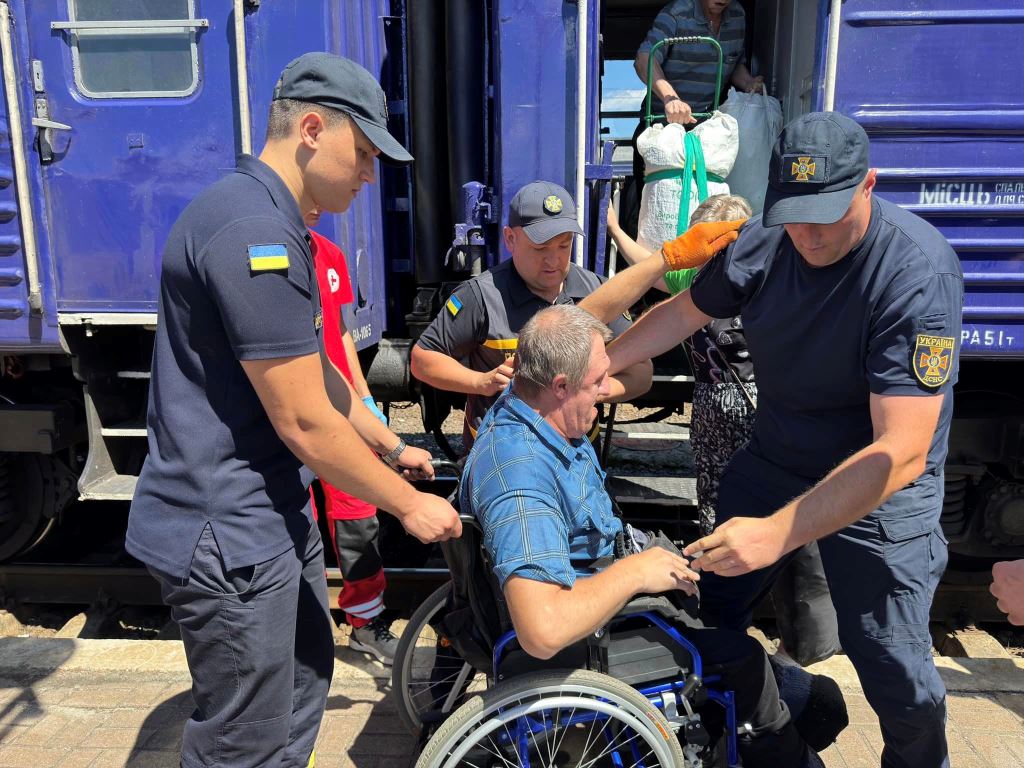 Сьогодні на Волині співробітники ДСНС зустріли евакуаційний потяг з Донеччини