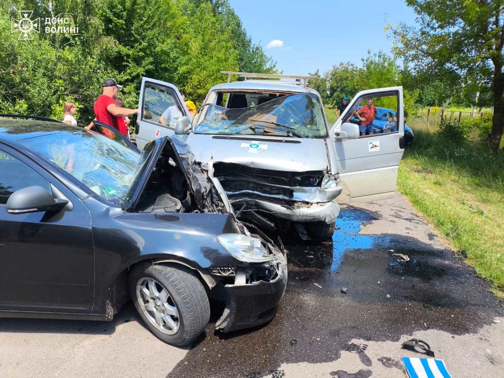 Аварія на Волині: із деформованого авто людей звільняли рятувальники