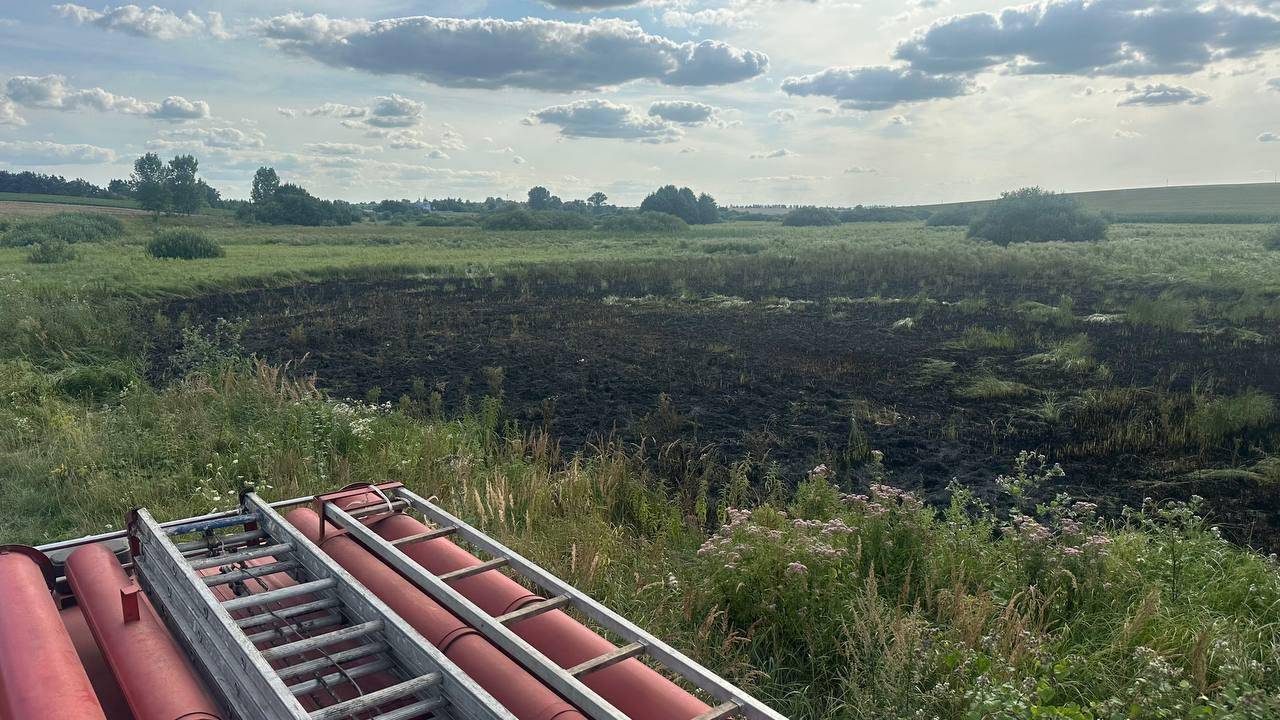 У Луцькому районі рятувальники разом з працівниками місцевої пожежної охорони ліквідували пожежу сухої трави на відкритій території