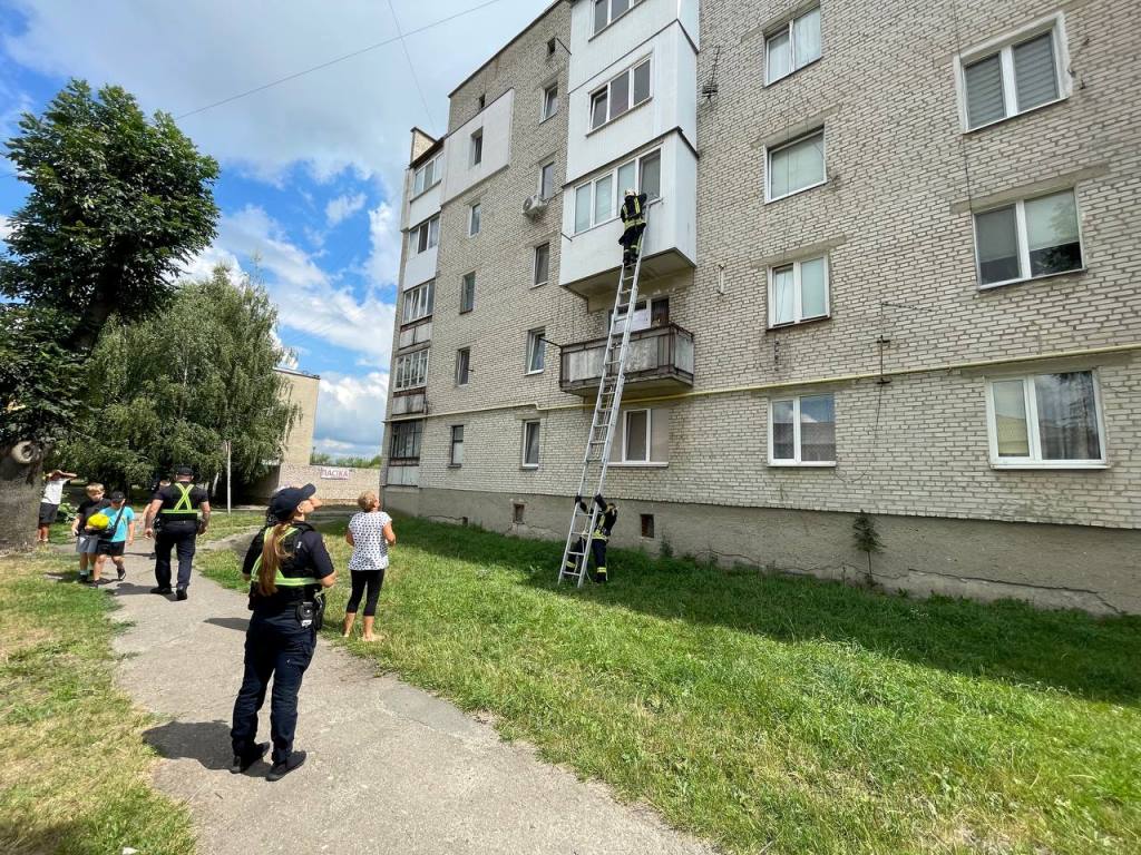 У Ковелі рятувальники допомогли бабусі потрапити в квартиру, де зачинилася її онука