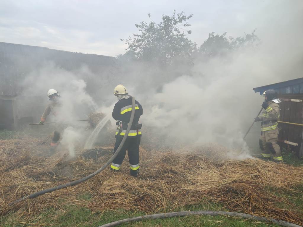 На Любешівщині рятувальники разом з працівниками місцевої пожежної охорони ліквідували загоряння у приватному домоволодінні