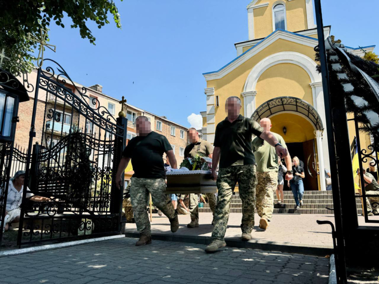 Нововолинська громада попрощалася із Захисником України Михайлом Лисом