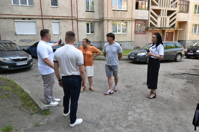 У Луцьку депутати оглянули прибудинкові території, що потребують ремонту