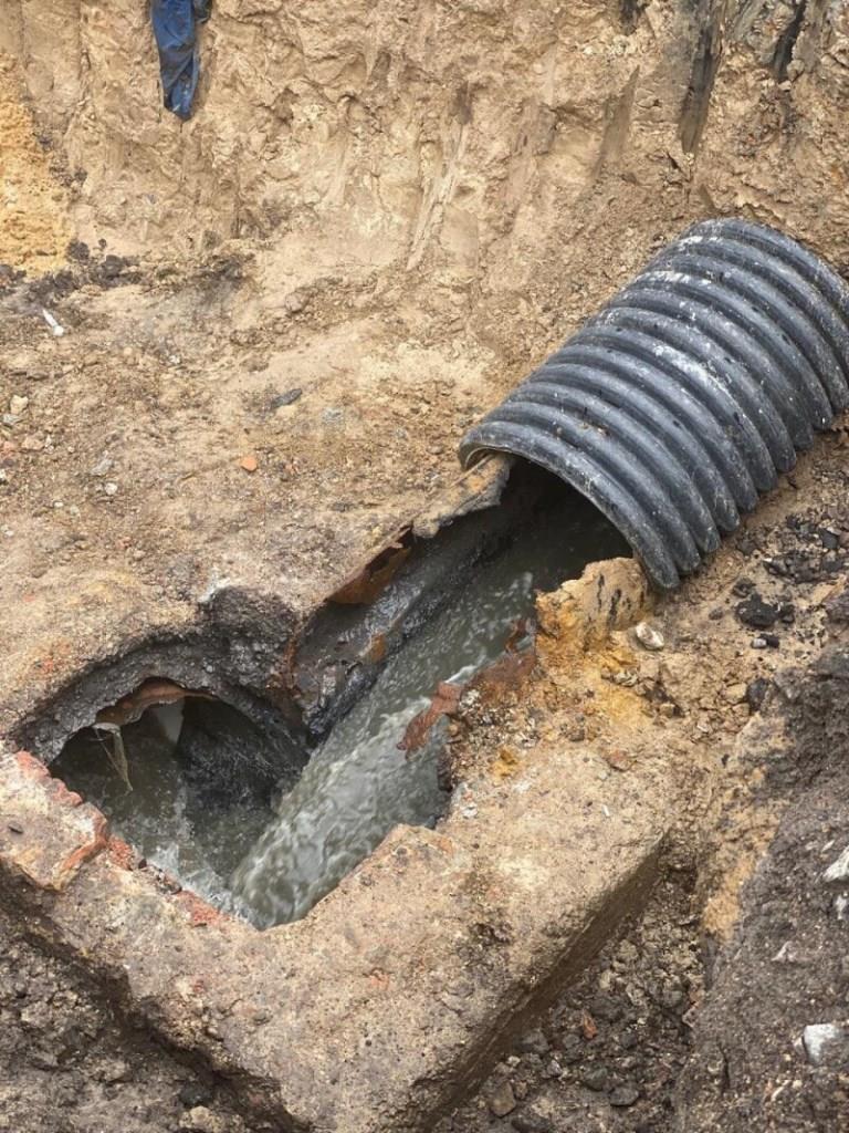 У Луцьку завершили першу половину ремонту проблемної ділянки каналізаційного колектора на Карпенка-Карого