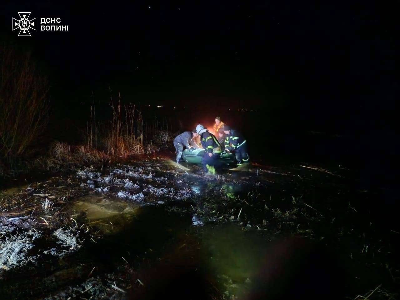 На Світязі працівники ДСНС врятували двох рибалок з крижаної води