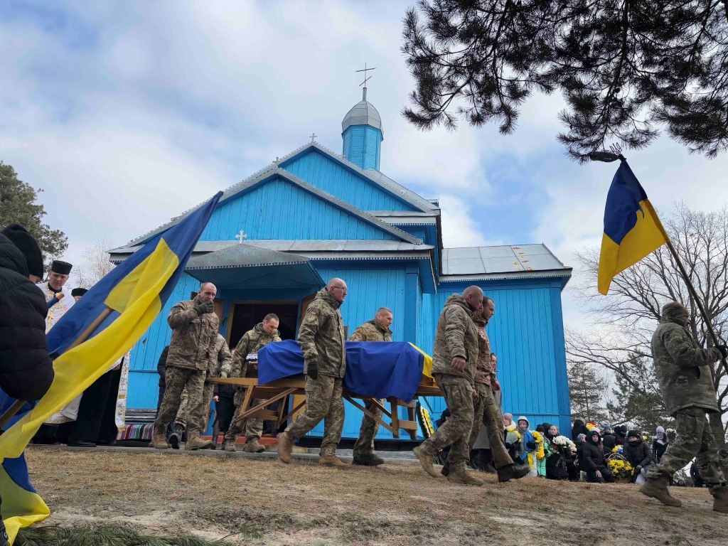 У Сошичненській громаді прощалися з воїном Валентином Ярощуком