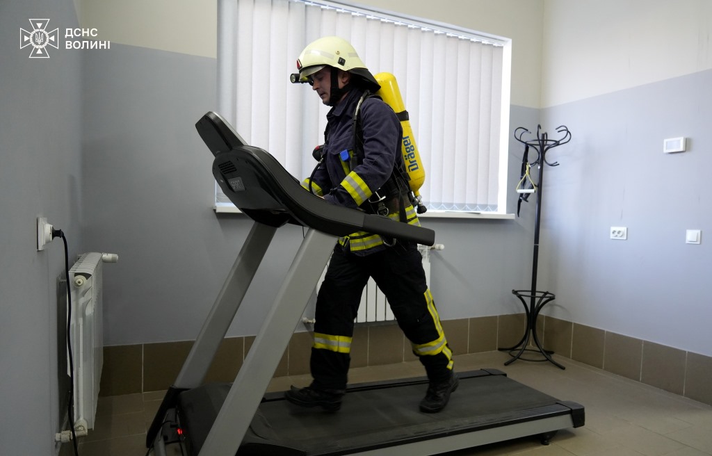 Волинські рятувальники провели тренування у тренінговому комплексі та в теплодимокамері