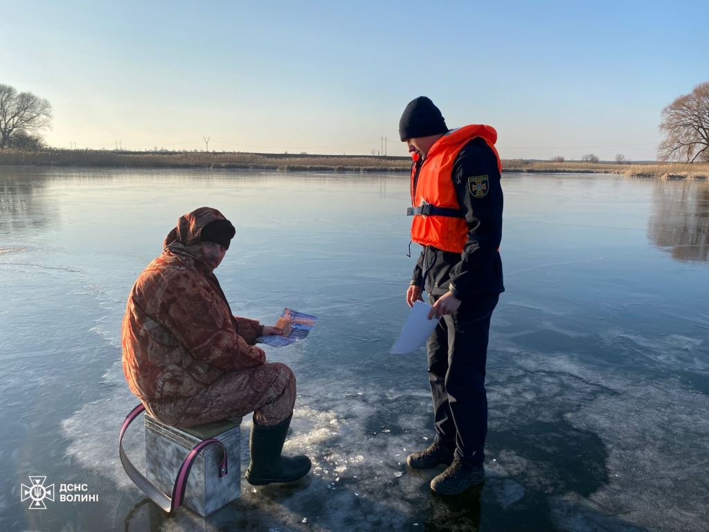 У Луцькому районі рибалкам нагадували про небезпеку тонкої криги