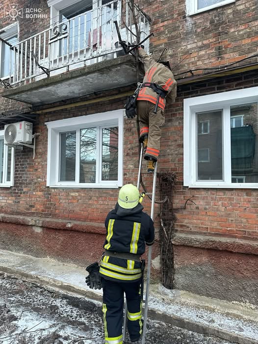 У Нововолинську рятувальники допомогли медикам потрапити у квартиру жінки, яка потребувала допомоги