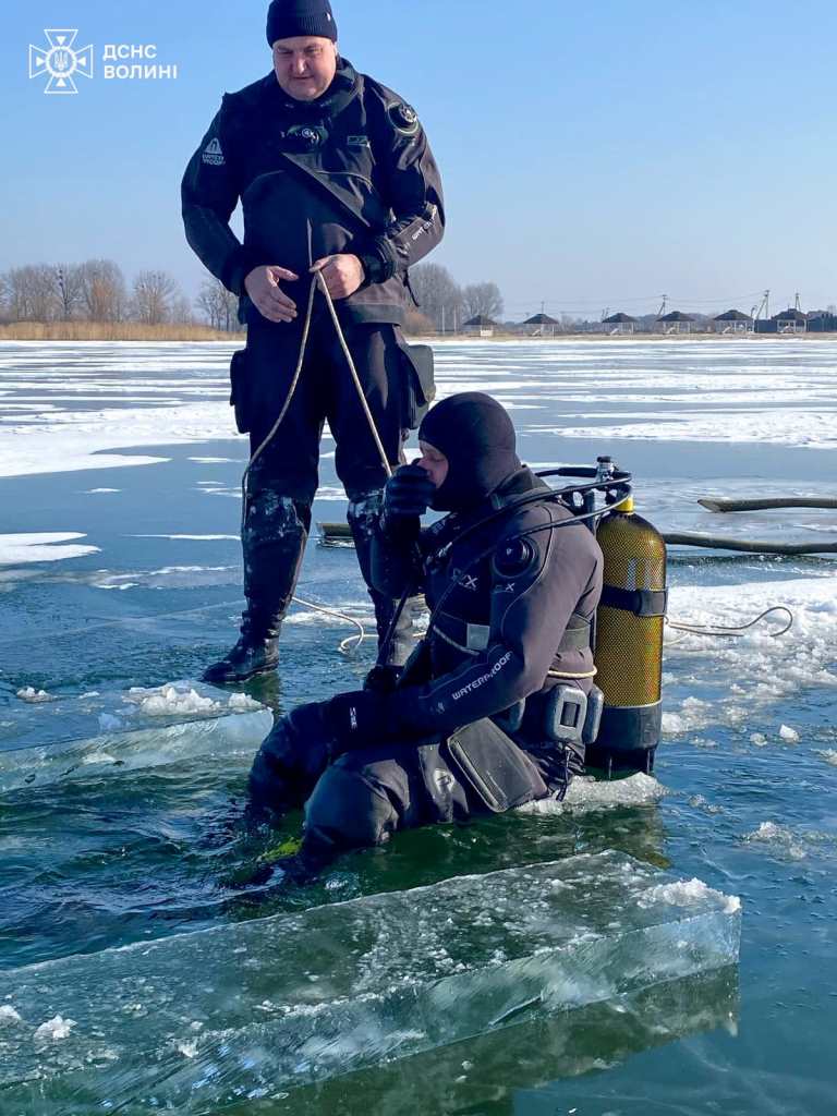 На озері Світязь відбулися тренувальні спуски водолазів
