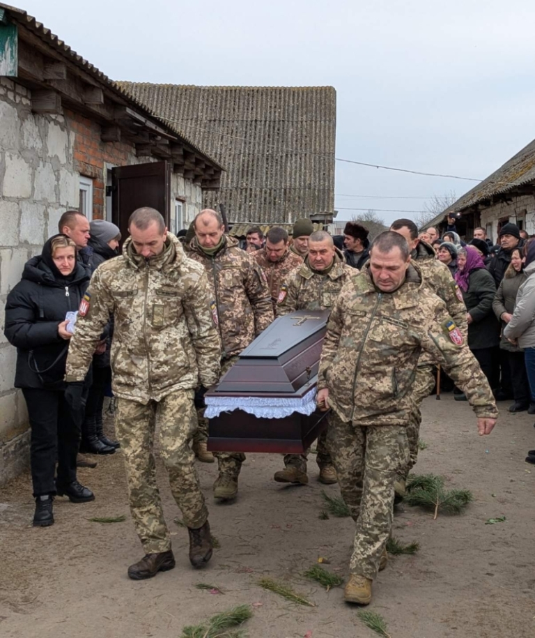 У Колодяжненській громаді попрощалися з воїном Петром Процом