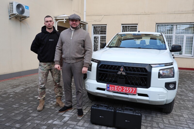 Поліщук передав військовим автомобіль та квадрокоптери