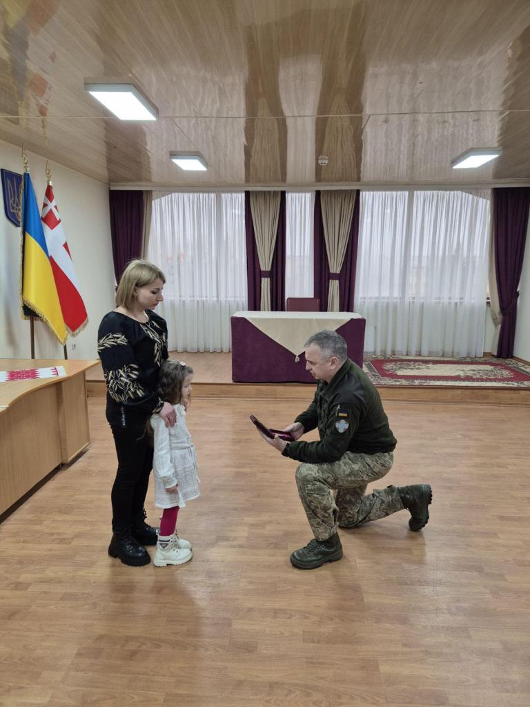 Родині полеглого воїна з Гіркої Полонки Олександра Сцьольного вручили його посмертну нагороду