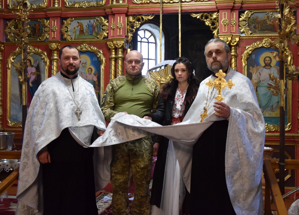 У Луцьку прикордонник, який повернувся із зони бойових дій, повінчався з дружиною