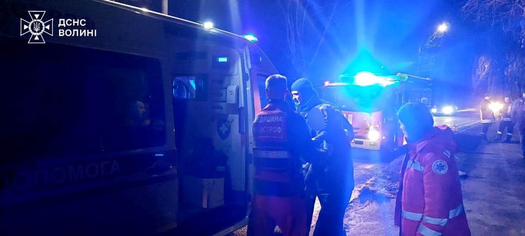 У Луцьку рятувальники допомогли двом чоловікам вибратися із болотистої місцевості