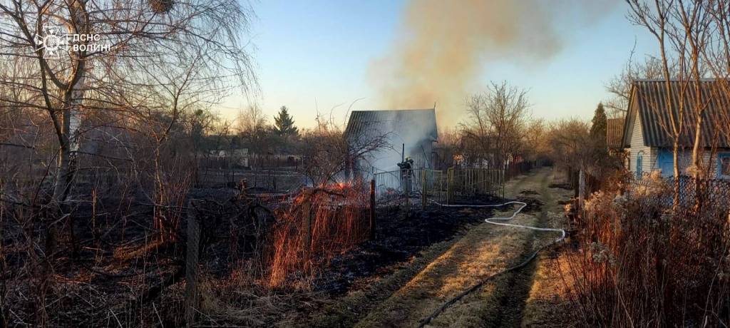 На Ковельщині через підпали сухої трави згоріли три будівлі, а чоловік отримав опіки