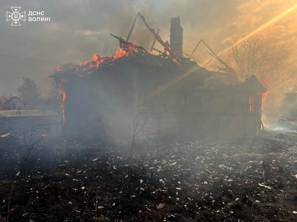 Волинь палає: пожежі сухої трави завдають збитків