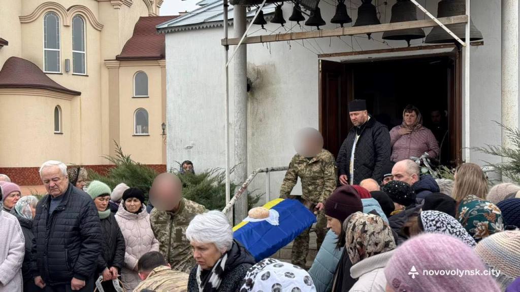 У Нововолинській громаді попрощалися із загиблим на Донеччині воїном Олександром Дудіком