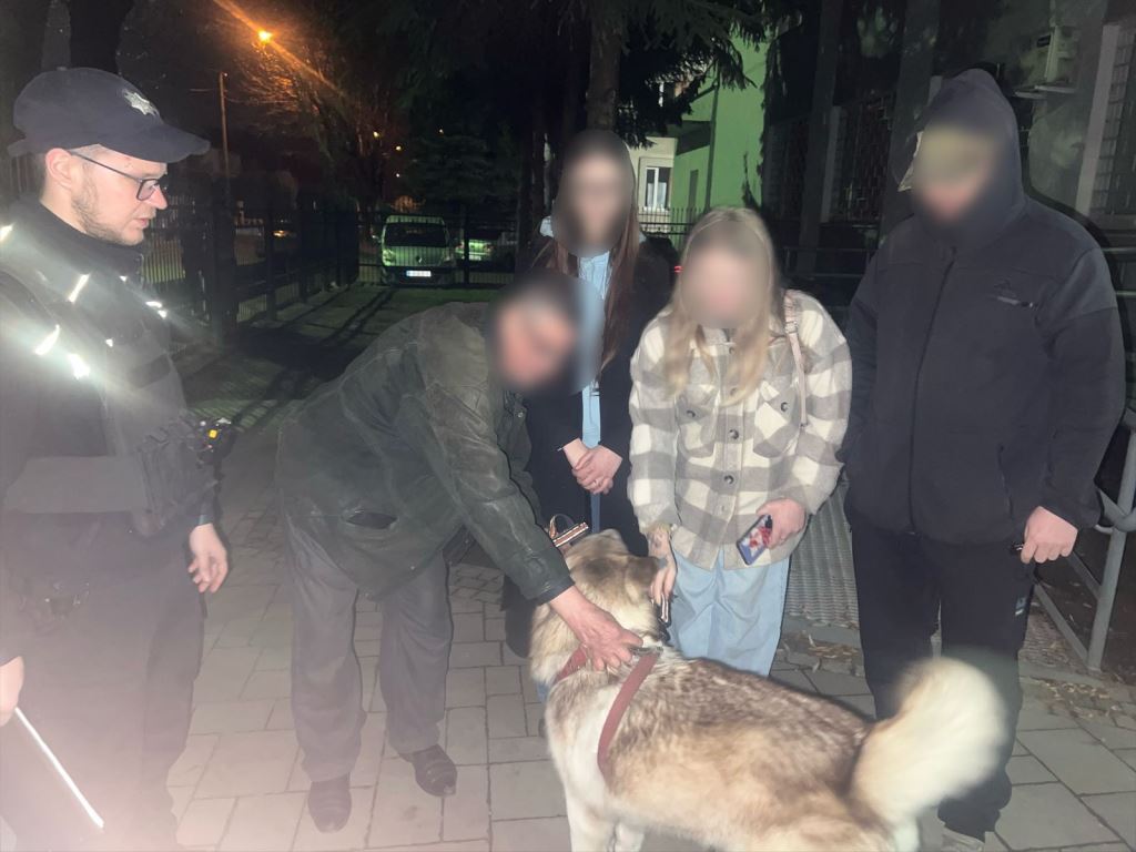 У центрі Луцька з-під супермаркету викрали собаку
