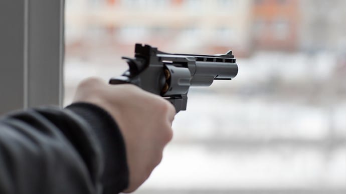 Повідомили про підозру волинянину, який у школі стріляв з пневматичного пістолета