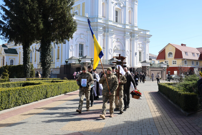 Луцька громада провела в останню дорогу Героя Арсена Цехоша