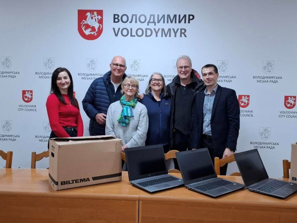 У Володимирі волонтери зі Швеції передали ноутбуки для художньої школи