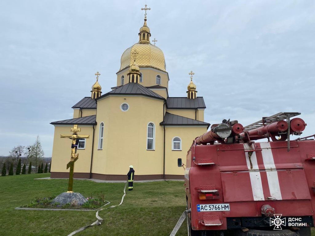 Волинські рятувальники та вогнеборці-добровольці тренувалися гасити пожежі
