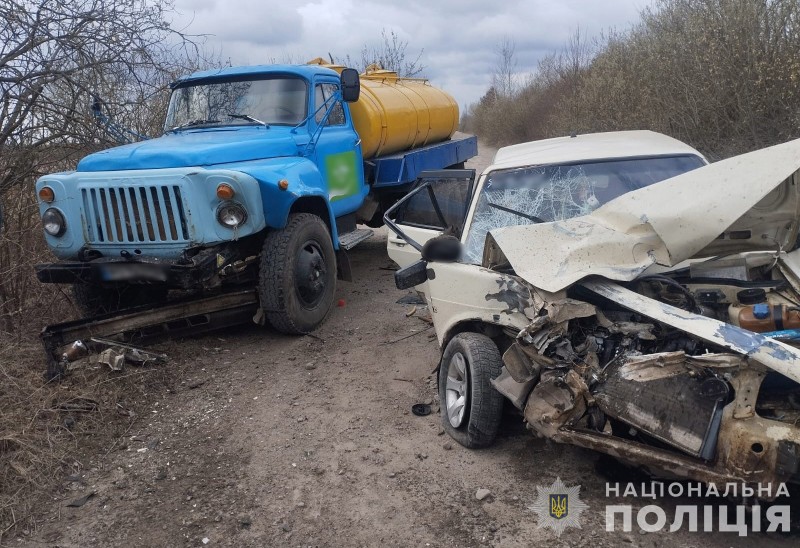 Поблизу села Доросині п’яний водій легковика врізався в молоковоз