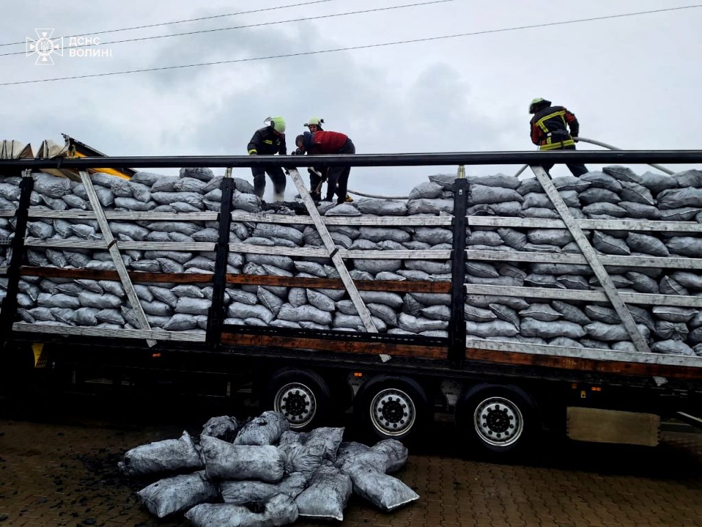 У Маневичах ліквідували пожежу у вантажівці, що перевозила деревне вугілля