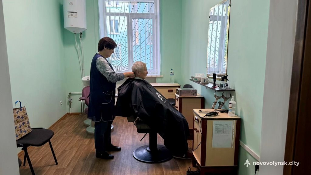 У Нововолинську запрацювала соціальна перукарня