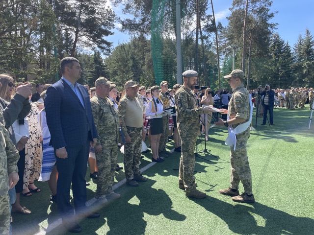 Більшість повʼязує майбутнє зі ЗСУ: у Волинському обласному ліцеї відбувся випускний