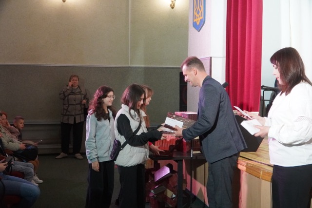 Володимирський міський голова відзначив дітей, чиї батьки загинули на війні