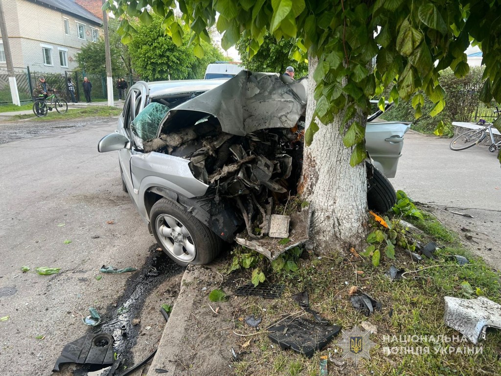 Авто зіткнулося з деревом: у Ківерцях трапилася смертельна ДТП