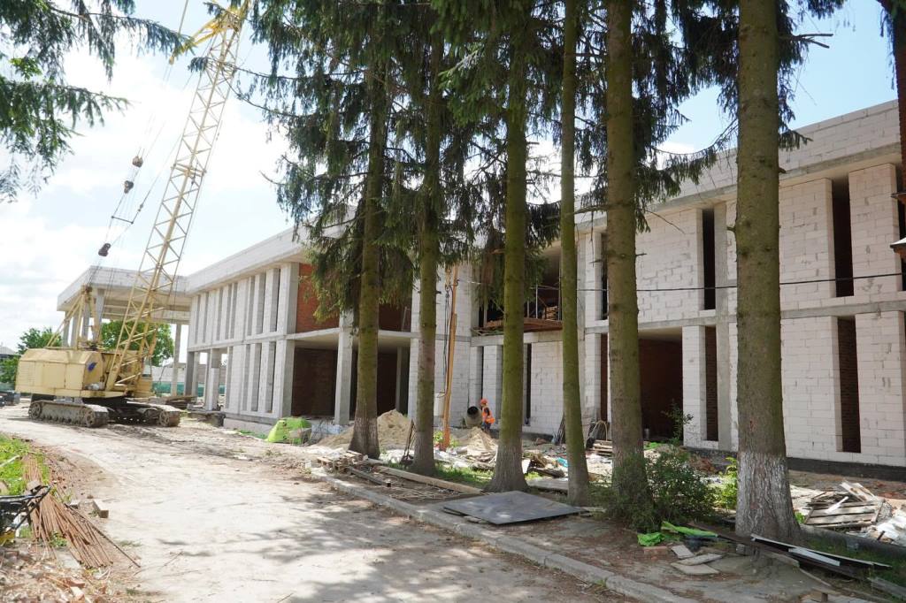 Володимирський міський голова проінспектував будівництво реабілітаційного центру для військових