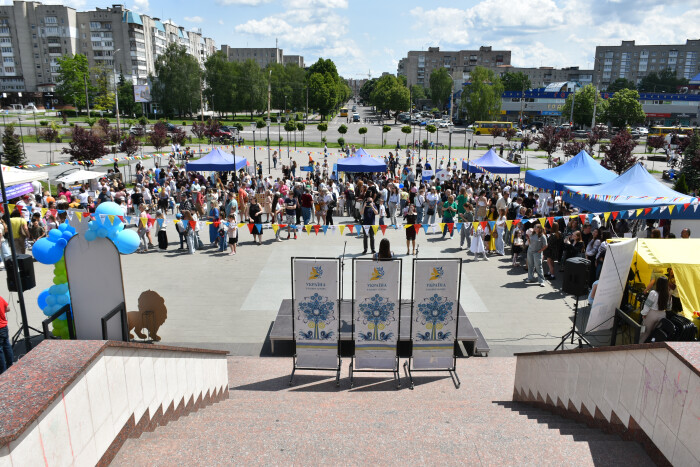 «Дитинство_UA»: 1 червня у Луцьку діти розважалися іграми та співом