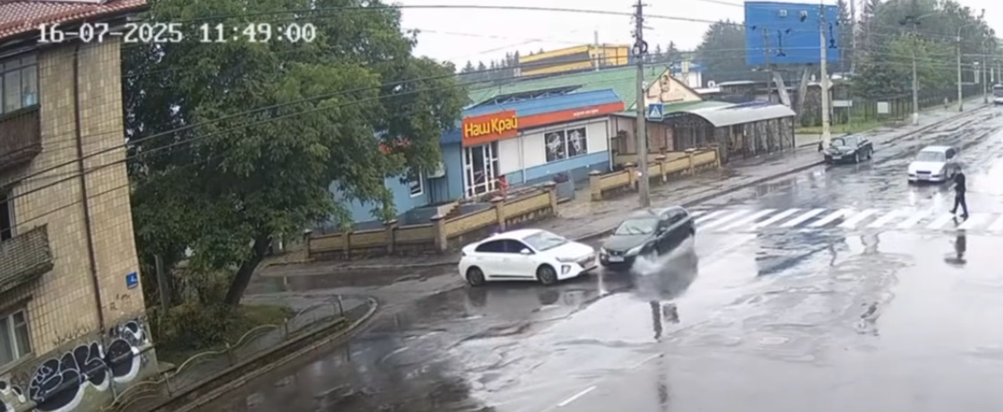 У Луцьку камери відеоспостереження зафіксували ДТП на проспекті Президента Грушевського