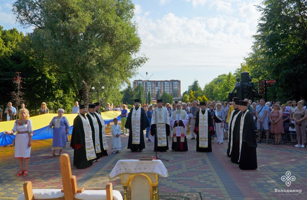 Нагородами активних мешканців та вшануванням полеглих Героїв у Володимирі відзначили День Державності