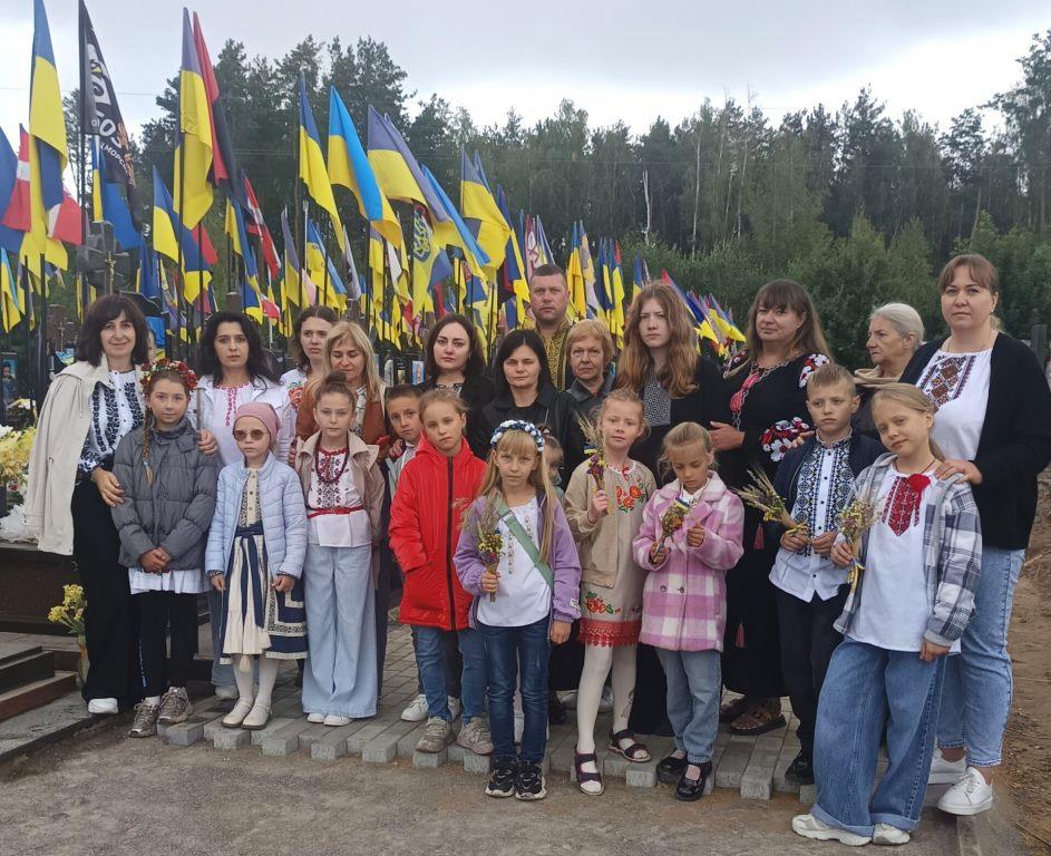 З вдячністю у серці: юні ковельчани разом зі своїми батьками вшанували Героїв у День Незалежності