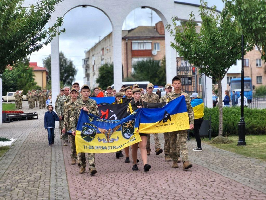 День Незалежності у Ковелі: хода з прапорами бойових підрозділів та патріотичний флешмоб