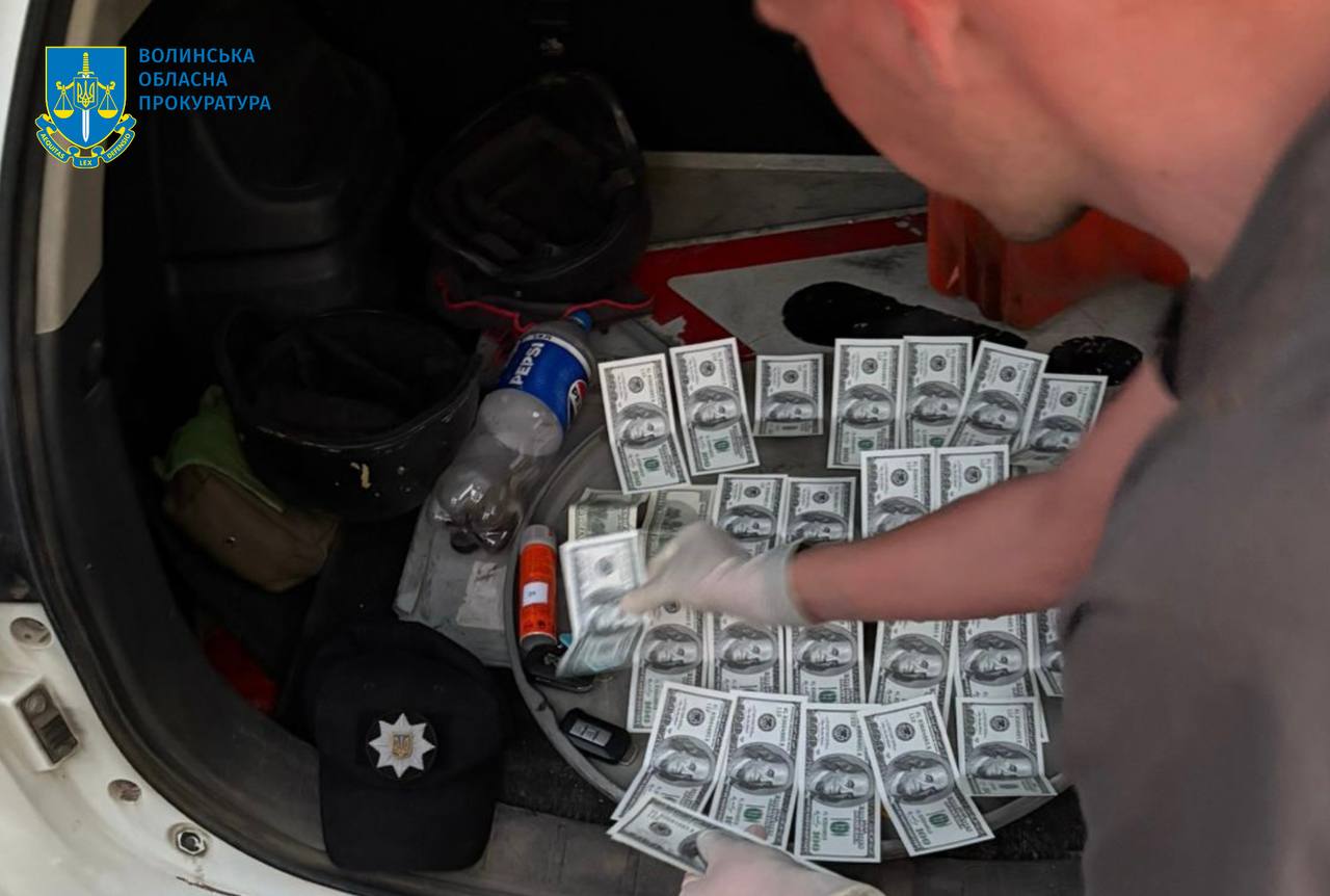 8000 доларів США за переправлення у Молдову – на Волині судять поліцейського