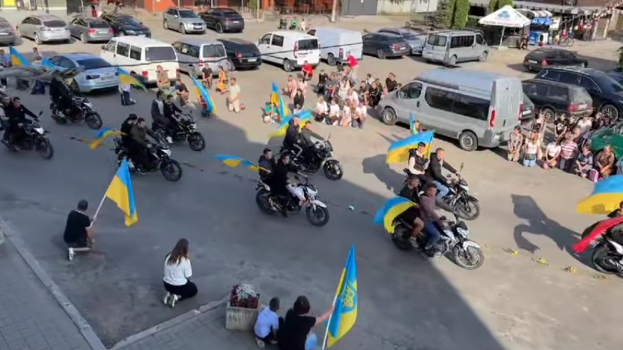 У Камінь-Каширській громаді зустріли кортеж із тілом воїна Валентина Назарчука