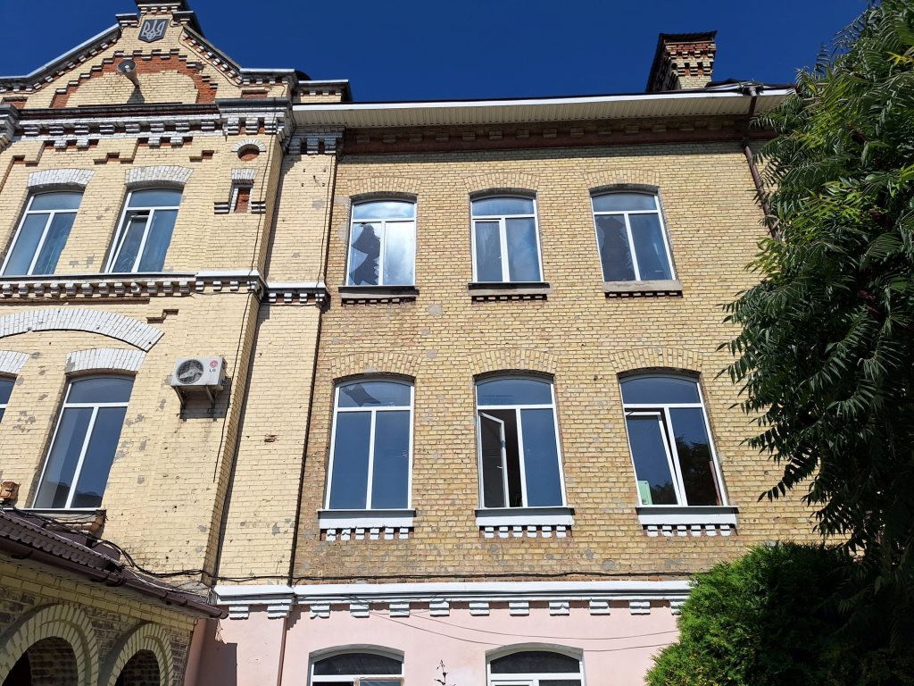 У Луцьку ліквідовують наслідки ворожої атаки на військовий ліцей