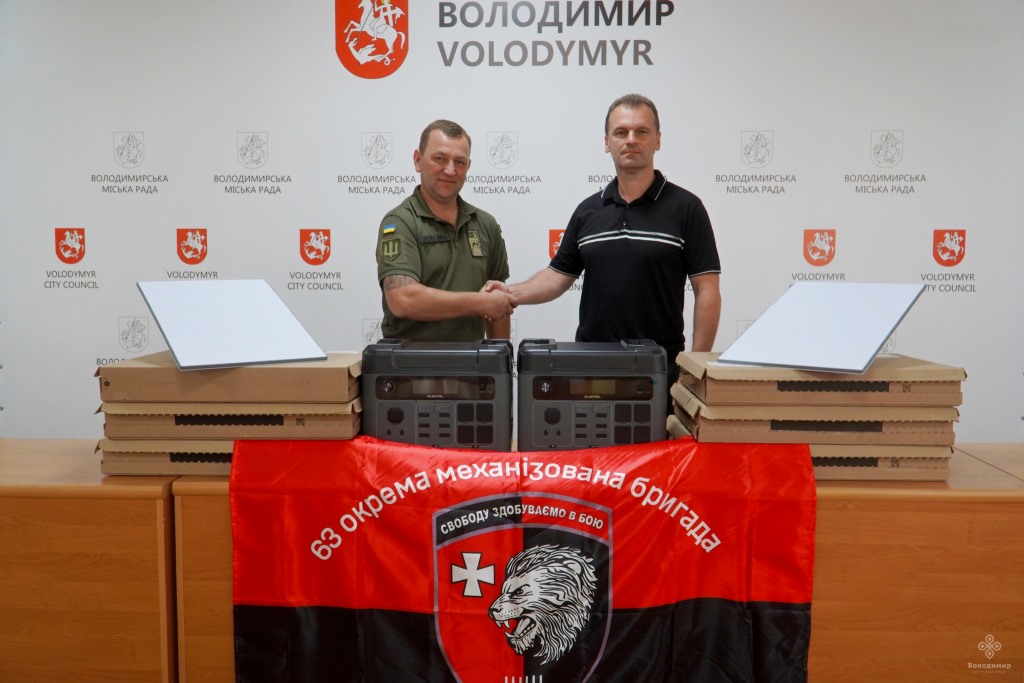 У Володимирі передали «Старлінки» та зарядні станції для 63 ОМБр