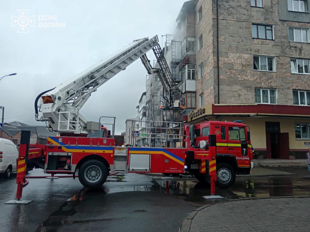 Вогнеборці ліквідували пожежу в багатоповерхівці у Володимирі