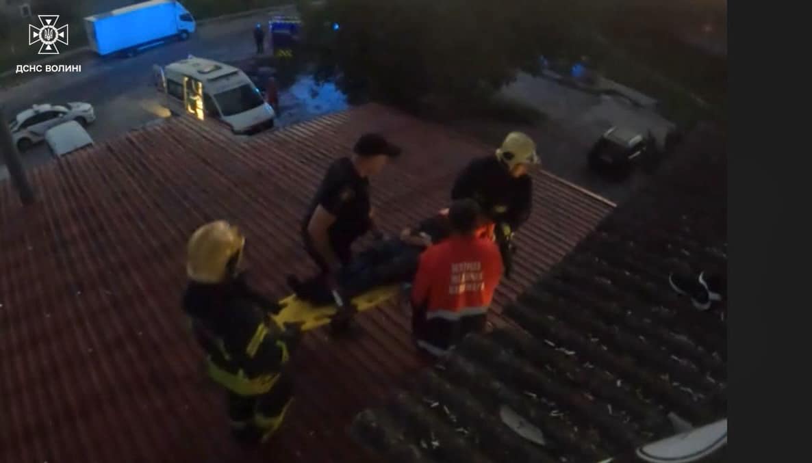 У Луцьку рятувальники допомогли жінці, яка випала з дев’ятого поверху