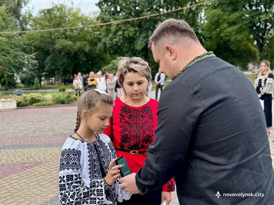 Назавжди в історії Нововолинської громади: рідним полеглих Захисників вручили почесні нагороди