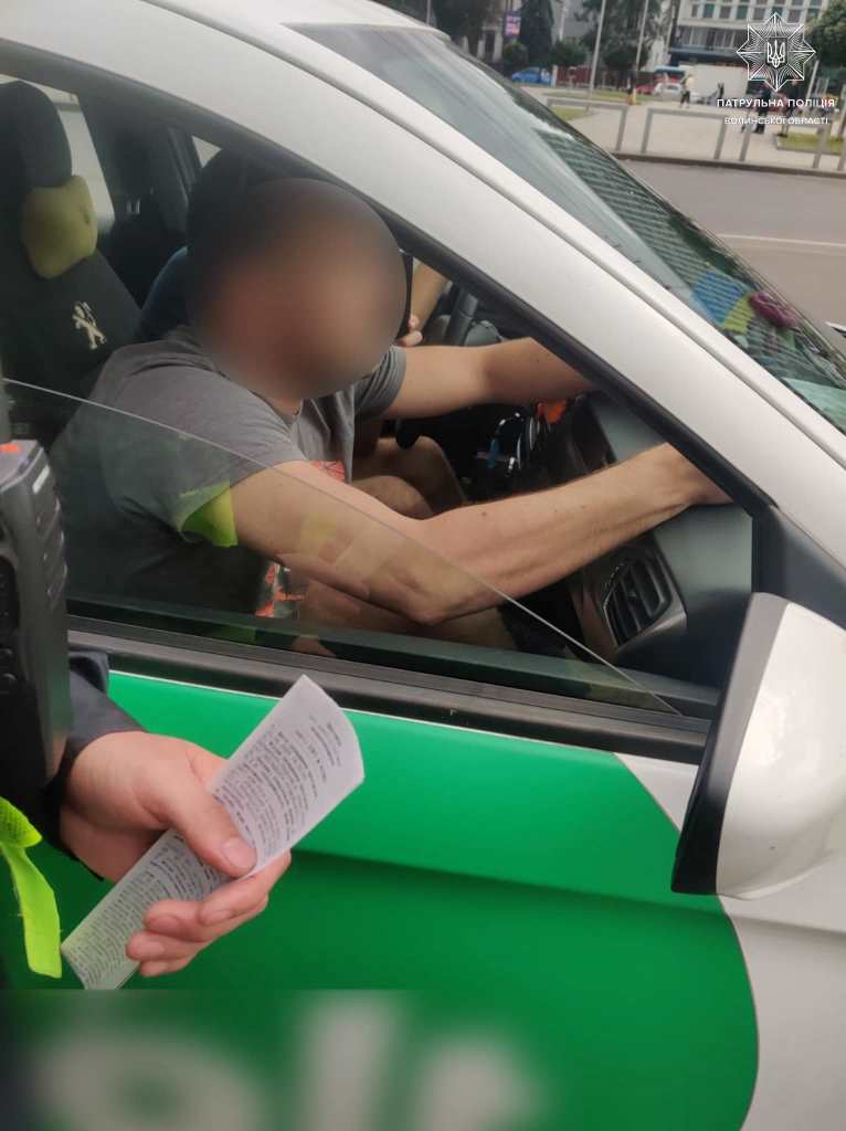 У Луцьку зупинили водія без права керування, у стані наркотичного сп’яніння та з ймовірними наркотиками при собі