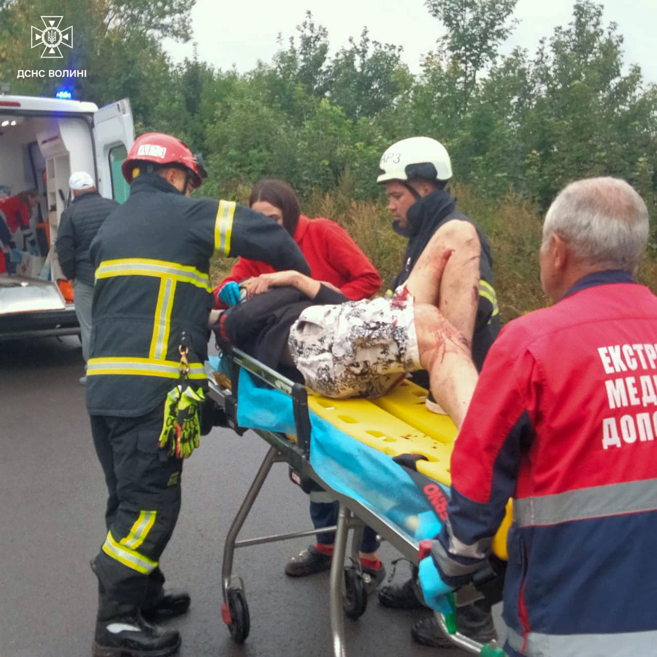 Рятувальники визволили водія з авто після ДТП у Луцькому районі